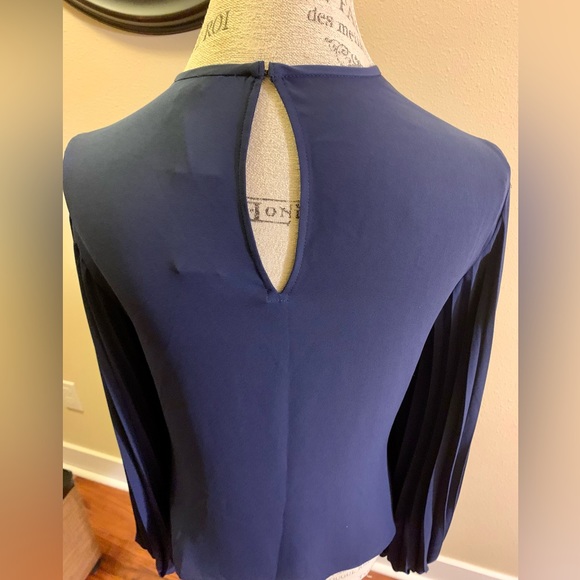 NWT NAVY BLUE BLOUSE. ACCORDION SLEEVES MAKE THIS A STAND OUT BEAUTIFUL BLOUSE. - Picture 6 of 9